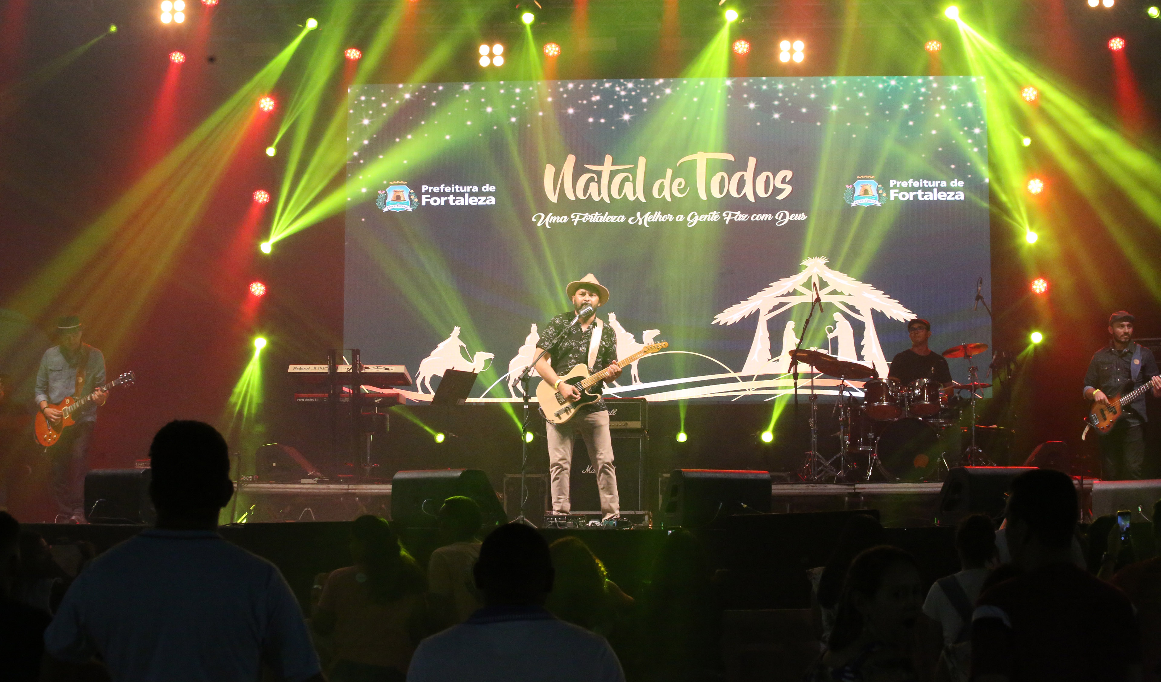 banda de homens tocando em cima de palco